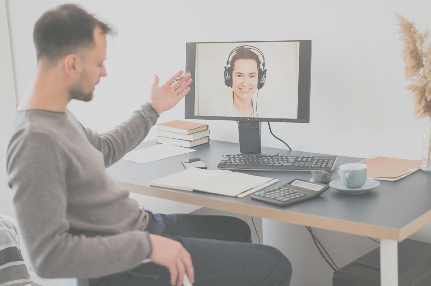 Modernes Büroumfeld mit Fokus auf Teamarbeit